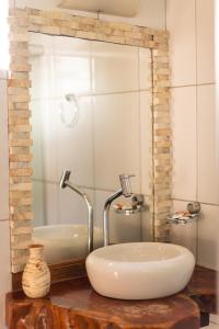 圣米格尔-杜戈斯托苏普萨达维拉巴卡娜酒店的浴室设有白色水槽和镜子