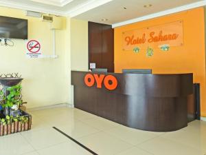 新山OYO 90510 Hotel Sahara的墙上有奥氏标志的办公室