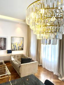 华沙MONDRIAN Luxury Suites UNESCO Old Town的带沙发和吊灯的客厅