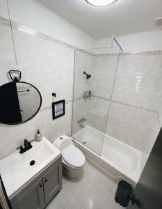 圣胡安3-BR in the heart of the Historical City的浴室配有卫生间、盥洗盆和淋浴。