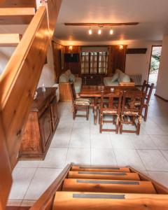 圣马丁德洛斯村舍酒店的用餐室配有木桌和椅子
