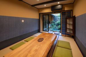 京都京恋 黄金屋的客房设有木桌和窗户。