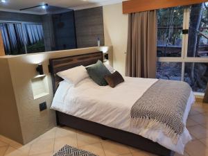 内尔斯普雷特Bikkurim Inn的卧室配有一张带白色床单和枕头的大床。