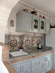 非斯Dar Azahara的厨房配有蓝色橱柜和水槽
