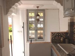 非斯Dar Azahara的厨房设有窗户和台面
