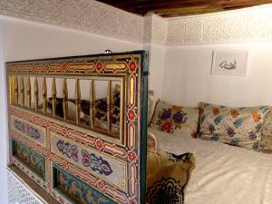 非斯Dar Azahara的配有床和沙发的房间