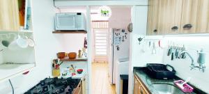 萨尔瓦多COPDS0104 - Tranquilidade em condomínio particular的一间带水槽和冰箱的小厨房