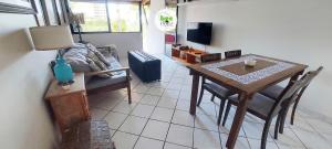 萨尔瓦多COPDS0104 - Tranquilidade em condomínio particular的一间带桌子和沙发的客厅以及一间用餐室