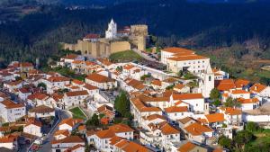 SerpinsQuinta do Cabril的享有城堡小镇的空中景致