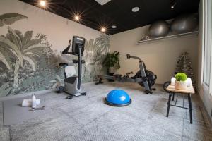 波尔多Hôtel Life Bordeaux Gare - BG的健身房,室内设有健身器材