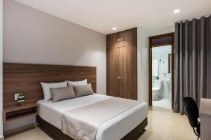 巴兰卡韦梅哈Hotel Elite的一间卧室设有一张床和一间浴室。