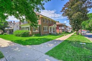 SavannaHistoric Illinois Home Near Mississippi River的前面有绿色草坪的砖屋