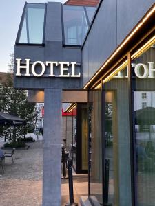 阿尔斯特Keizershof Hotel Aalst的建筑一侧的酒店标志