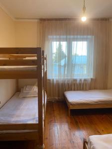 阿拉木图Hostel 888的客房设有两张双层床和一扇窗户。