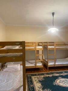 阿拉木图Hostel 888的客房设有三张双层床和天花板。
