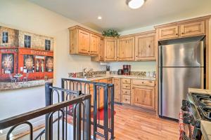 普雷斯科特Secluded Prescott Home Less Than 2 Mi to Whiskey Row!的厨房配有木制橱柜和不锈钢冰箱。