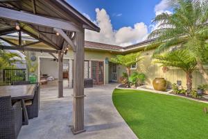 凯卢阿Sunny Kailua Home with Covered Lanai 1 Mi to Beach!的一个带桌子和绿色草坪的庭院