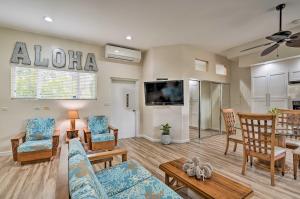 凯卢阿Sunny Kailua Home with Covered Lanai 1 Mi to Beach!的客厅配有家具和平面电视。