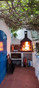 莫哈卡尔Casa Rural La Fuensanta的厨房配有烤箱及壁炉