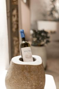 梅加洛克里Cydonia Caves的一瓶葡萄酒坐在石头架上