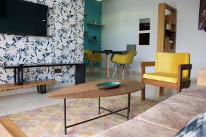 雅温得ROS’APPART的客厅配有沙发和桌椅