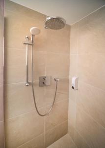 TicehurstLodges at Flimwell Park的浴室内配有淋浴和头顶淋浴