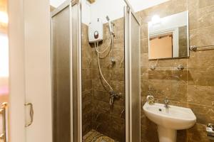 法马古斯塔Santa Napa Guest House的带淋浴、水槽和卫生间的浴室