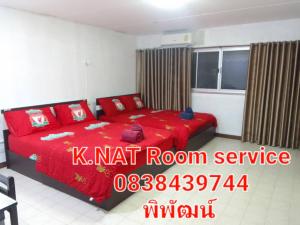 暖武里府K.NAT Room service的一间卧室配有红色的床和红色毯子