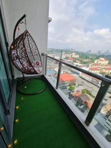 吉隆坡Amazing City View - KL ONE RESIDENCE by Ai Smart Home的阳台设有绿地和秋千