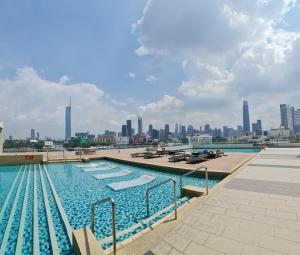 吉隆坡Amazing City View - KL ONE RESIDENCE by Ai Smart Home的一座大型游泳池,其背景是城市天际线