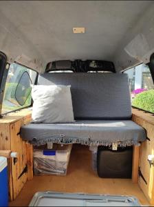 圣克鲁斯-德特内里费Beautiful Campervan to Rent的一张带枕头的面包车后面的床铺