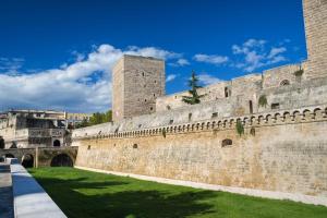 巴里Casa di zia Pupetta的一座带城堡的大石墙