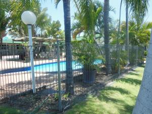 查特斯堡乡间之路汽车旅馆的棕榈树游泳池周围的围栏