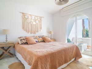 马贝拉Sanders Beach - Stunning Villa Near Puerto Banús的一间卧室配有一张带橙色床罩的床