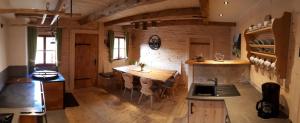 蓬高圣约翰Vorderkaseralm的一间厨房,内设一张木桌和椅子
