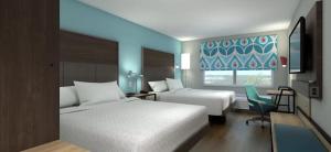 曼特卡Tru By Hilton Manteca的酒店客房设有两张床和窗户。