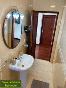 科武港Villa Kethellen的一间带水槽、镜子和门的浴室