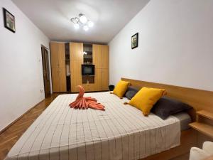 阿拉德Miha modern and central apartament Malul Mureșului的一间卧室,配有一张大床,上面有鸟