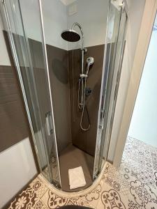 奥尔比亚Gaias Rooms的浴室里设有玻璃门淋浴