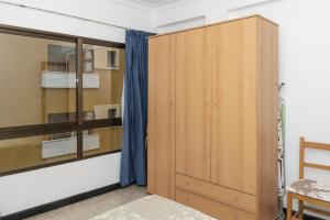 库列拉Estirpe, 4º-8的客房设有木制橱柜和窗户。