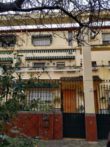 格拉纳达Los Jazmines, 2的一座带橙色门和栅栏的建筑