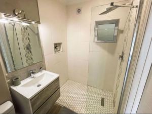 圣弗朗西斯湾ShipsBell 5B的白色的浴室设有水槽和淋浴。