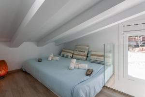 雅弗郎其LLAFRANC 100 - calle Coral-的卧室配有带枕头的床铺和窗户。
