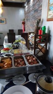 圣弗拉斯Vila Vista Вила Виста的自助餐,包括鸡蛋和其他食物