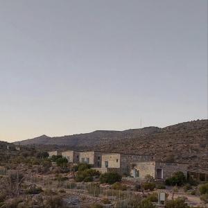 Jebel ShamsJebel Shams Sunrise Resort جبل شمس منتجع شروق الشمس的山中一群建筑物