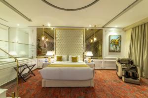 伊斯兰堡Best Western Premier Islamabad的一间大卧室,配有一张床和一把椅子