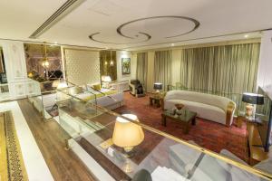 伊斯兰堡Best Western Premier Islamabad的带沙发和桌子的大客厅