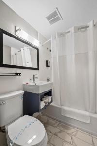 沃特敦Inn On Arsenal的浴室配有卫生间、淋浴和盥洗盆。