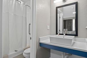 沃特敦Inn On Arsenal的一间带水槽、卫生间和镜子的浴室