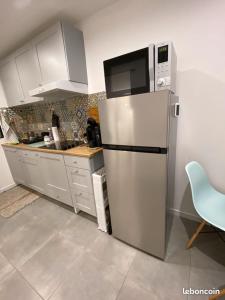 拉西约塔perle rare à la ciotat的厨房配有不锈钢冰箱和微波炉。